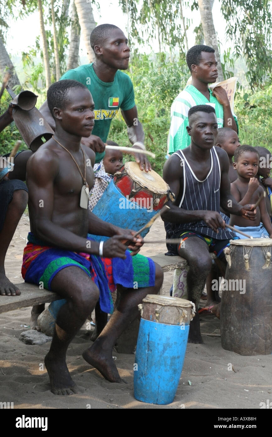 Les hommes de tambour lors d'une cérémonie vaudou , Grand Popo, Bénin Banque D'Images