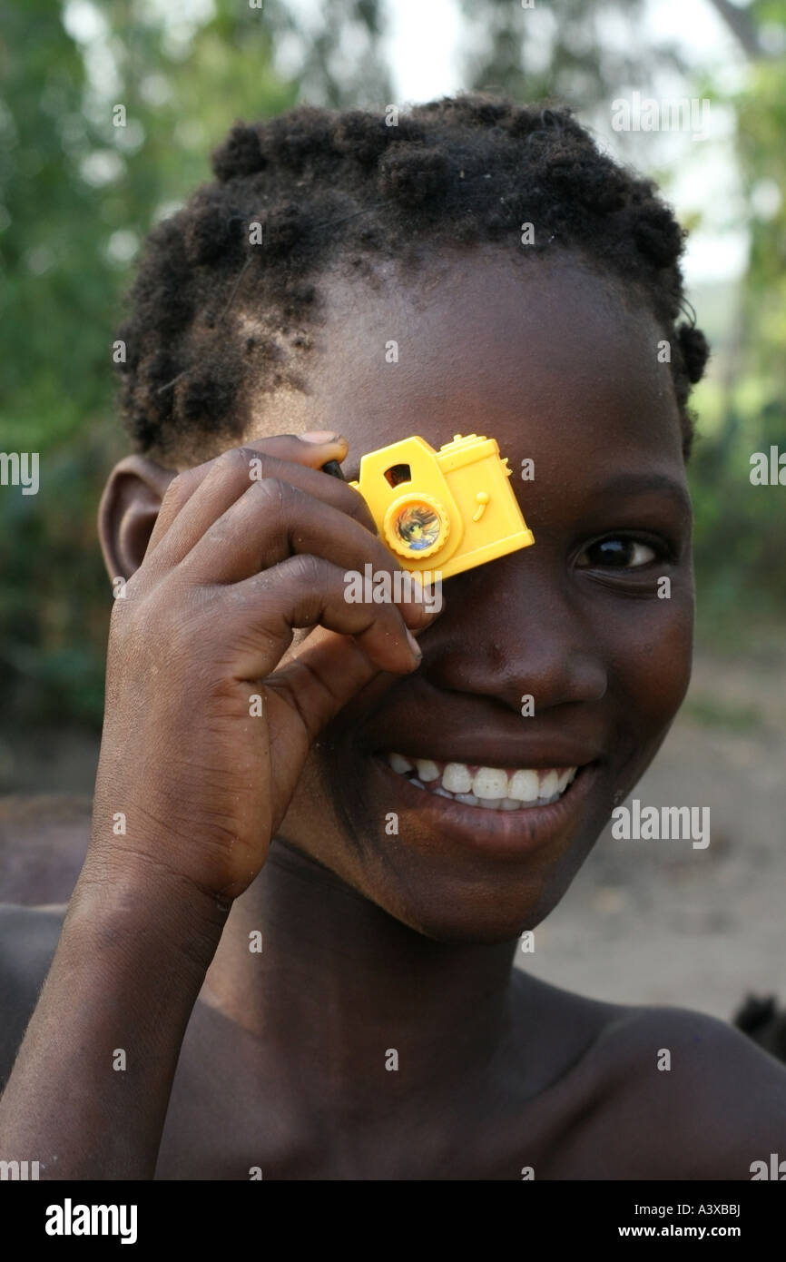 Fille Tribal avec toy camera , Grand Popo, Bénin Banque D'Images