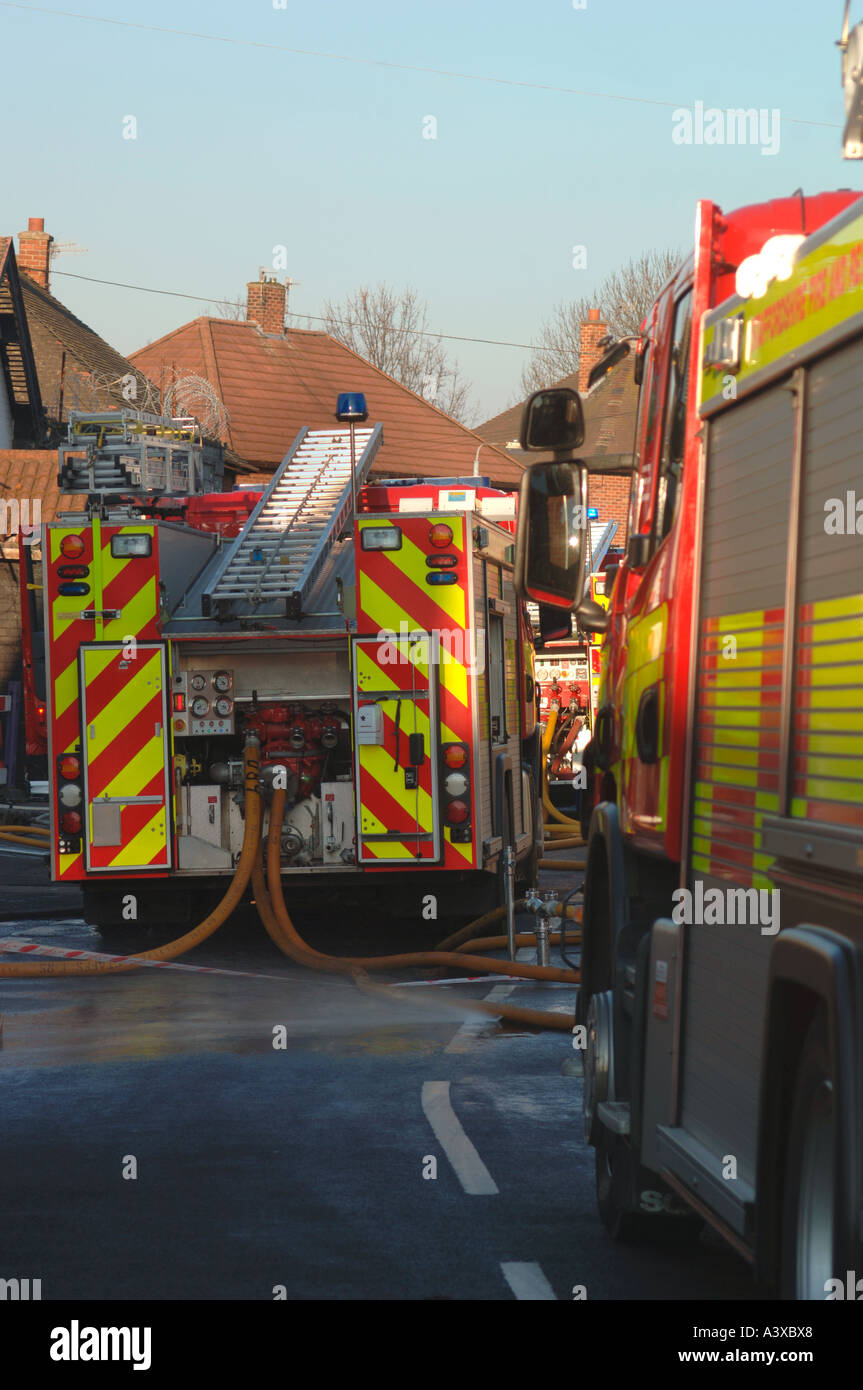 Les camions de pompiers sur les lieux d'un incendie de l'entrepôt Banque D'Images