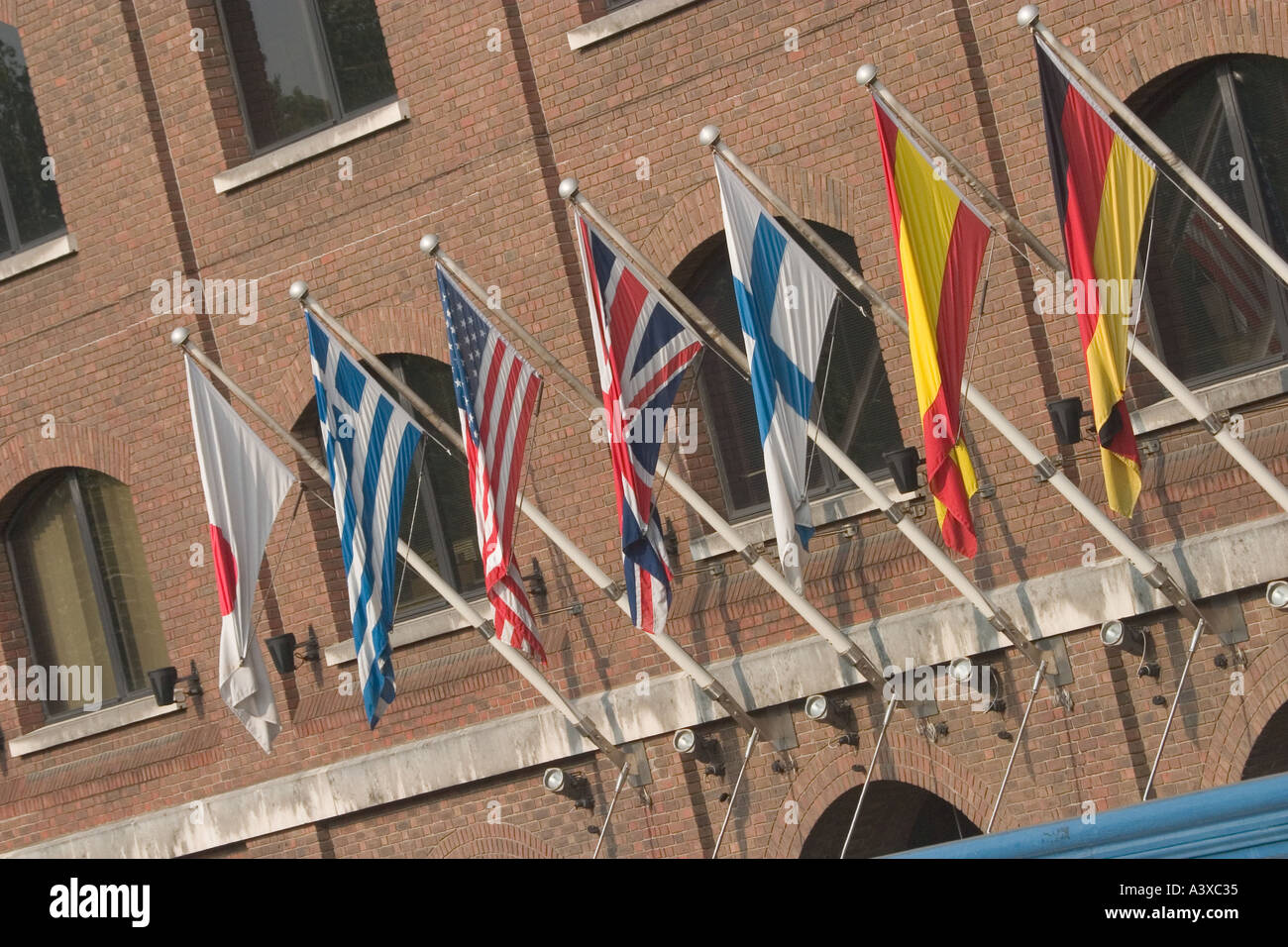 Les drapeaux de pays à l'extérieur du bâtiment à Londres Banque D'Images