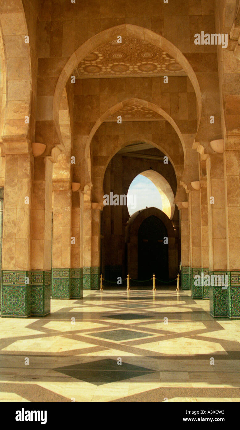 Dans les arcades Mosquée Hassan II, Casablanca, Maroc Banque D'Images