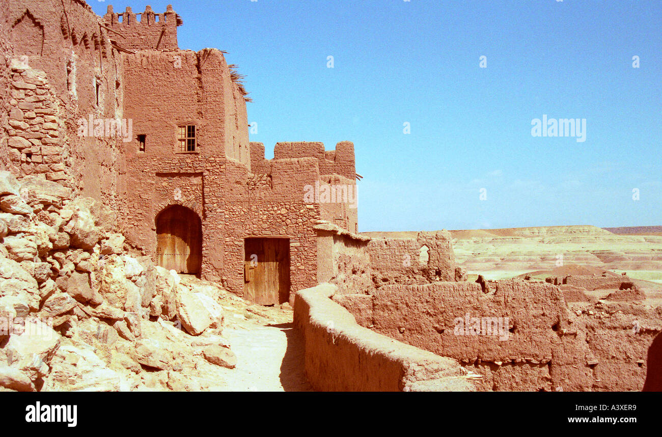 Kasbah en terre rouge dans la vallée du Draa, Maroc Banque D'Images