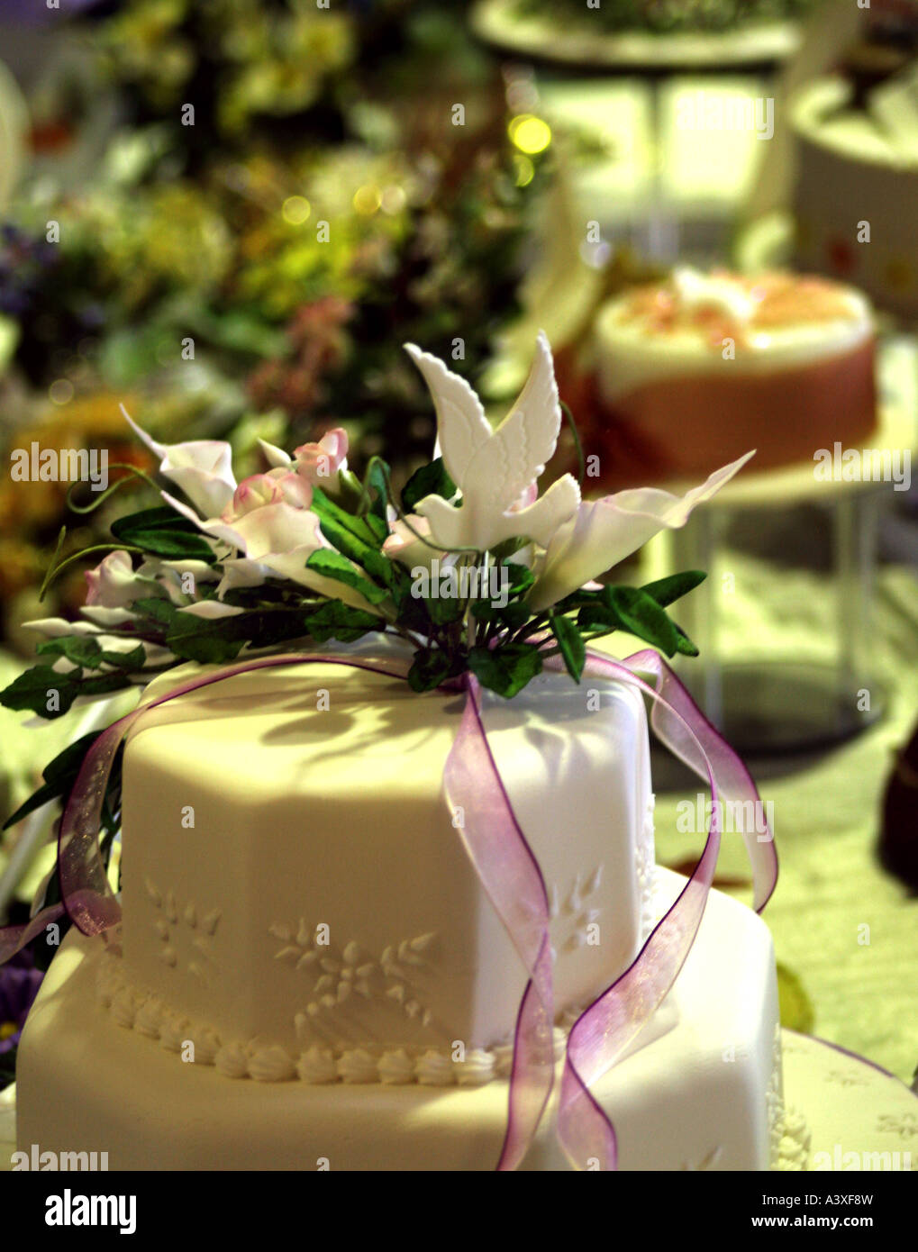 Sugarcraft est un art créatif, avec seulement le sucre utilisé comme moyen de produire des chefs-d'œuvre comme ce gâteau de mariage à l'archet. Banque D'Images