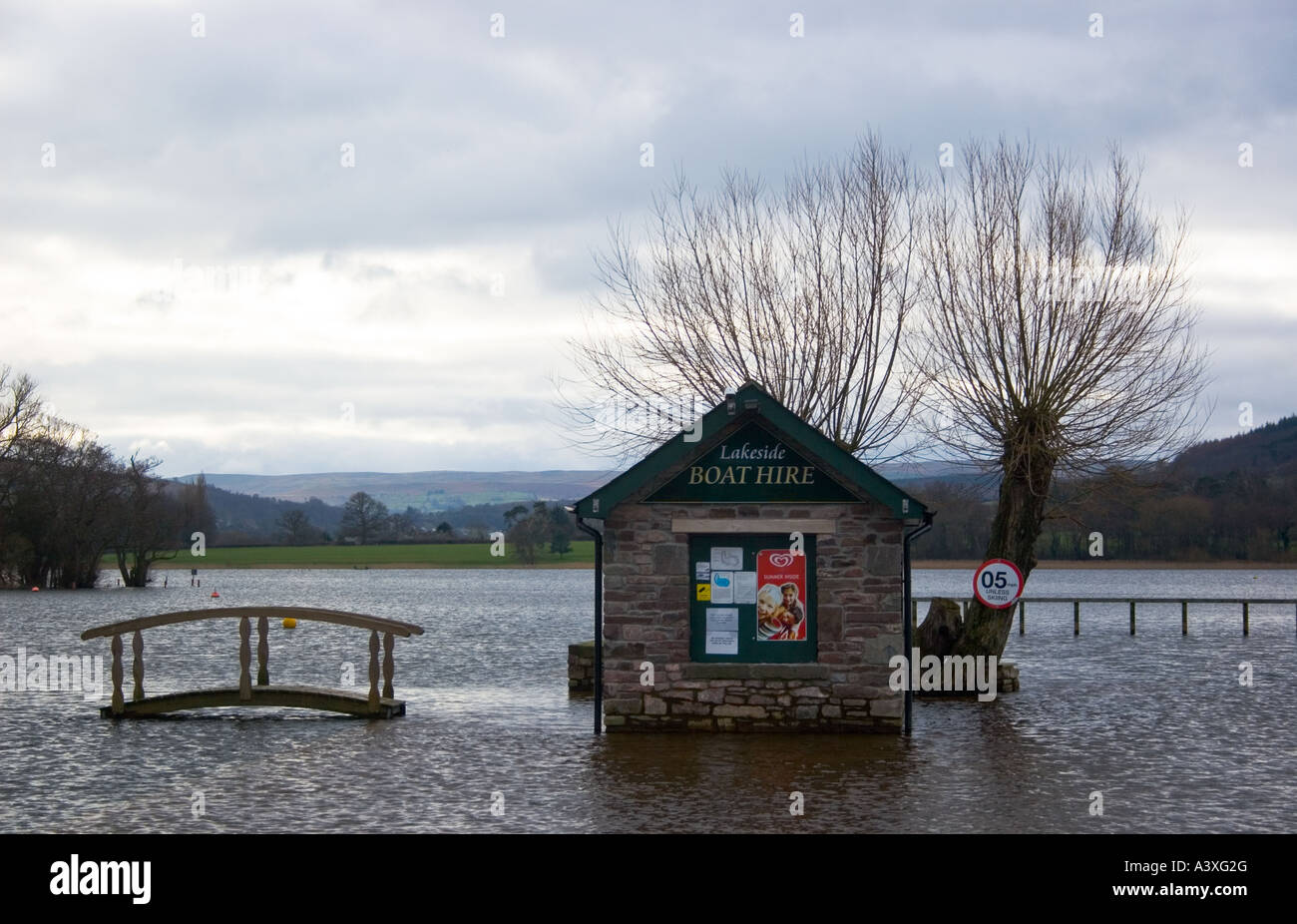 Location bateau inondé Hut, LLangorse Lake, au Pays de Galles, Royaume-Uni. Banque D'Images