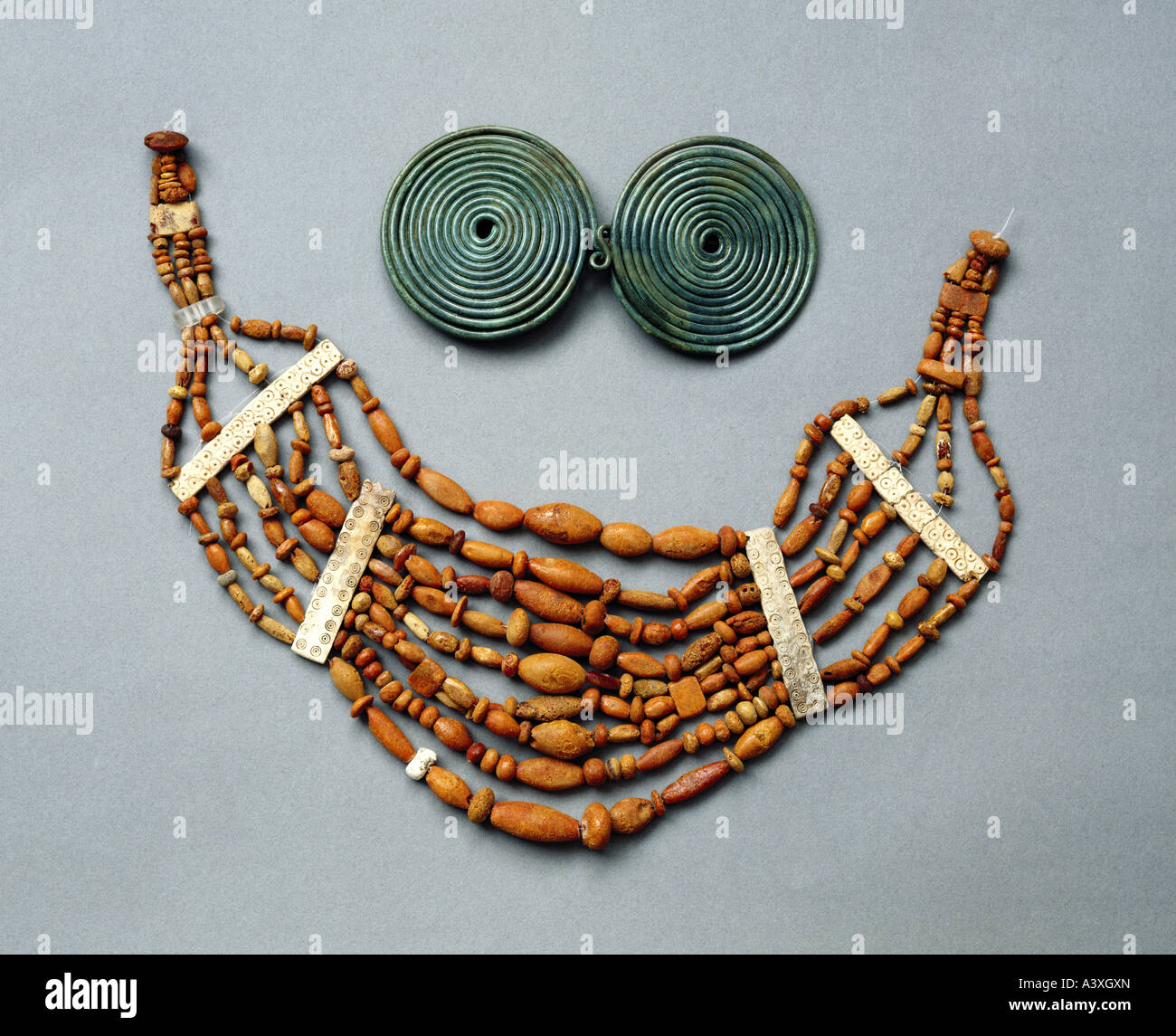 Beaux-arts, antiquité, celtes, bijoux, collier, l'ambre et les os, deux fibulas, bronce, 600 - 520 avant J.-C., Keltenmuseum Hallein, Au Banque D'Images