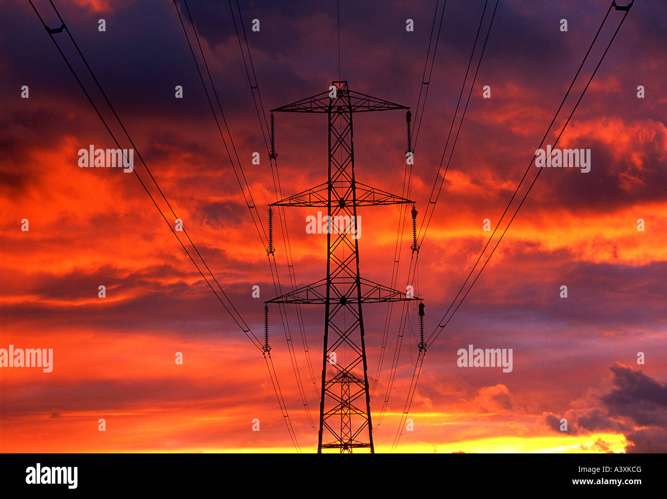 Pylônes au coucher du soleil, emplacement générique, Cheshire, England, UK Banque D'Images