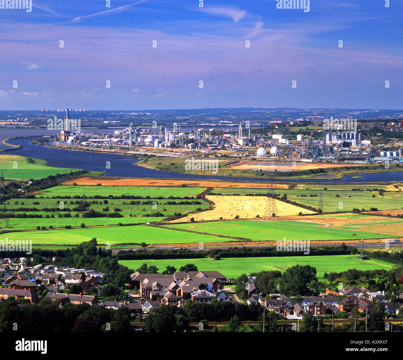 L'estuaire de la Mersey, et industriels près de Runcorn, vu de la colline de Frodsham, près de Frodsham, Cheshire, England, UK Banque D'Images