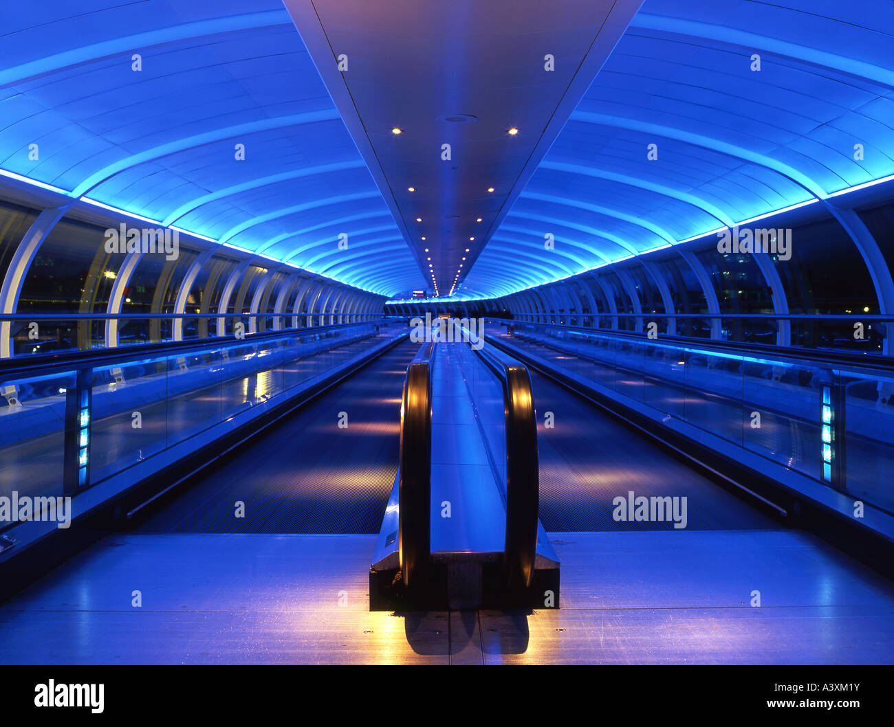 Couloir reliant le passager entre les bornes 1 et 2 de l'Aéroport International de Manchester, Manchester, Angleterre, RU Banque D'Images