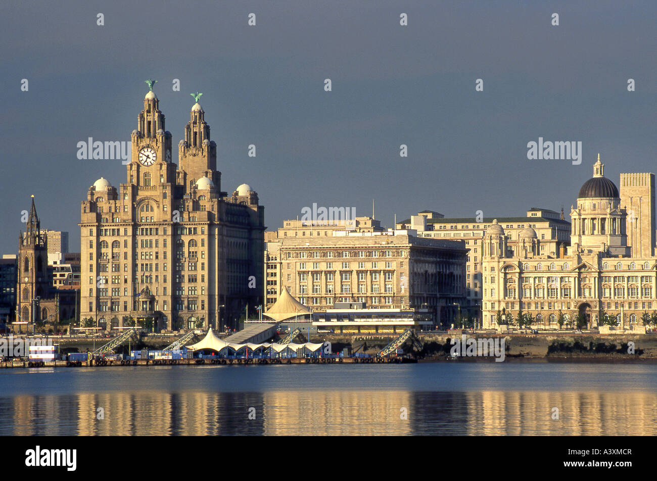 Le Pier Head et la rivière Mersey, Liverpool, Merseyside, England, UK Banque D'Images