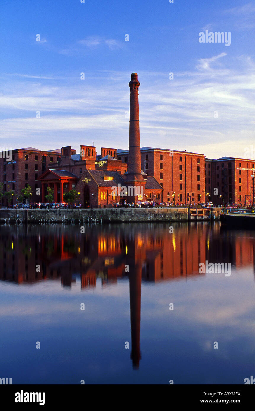 L'Pumphose, Granada TV, Albert Dock bâtiments reflètent dans Canning Dock, Liverpool, Merseyside, England, UK Banque D'Images