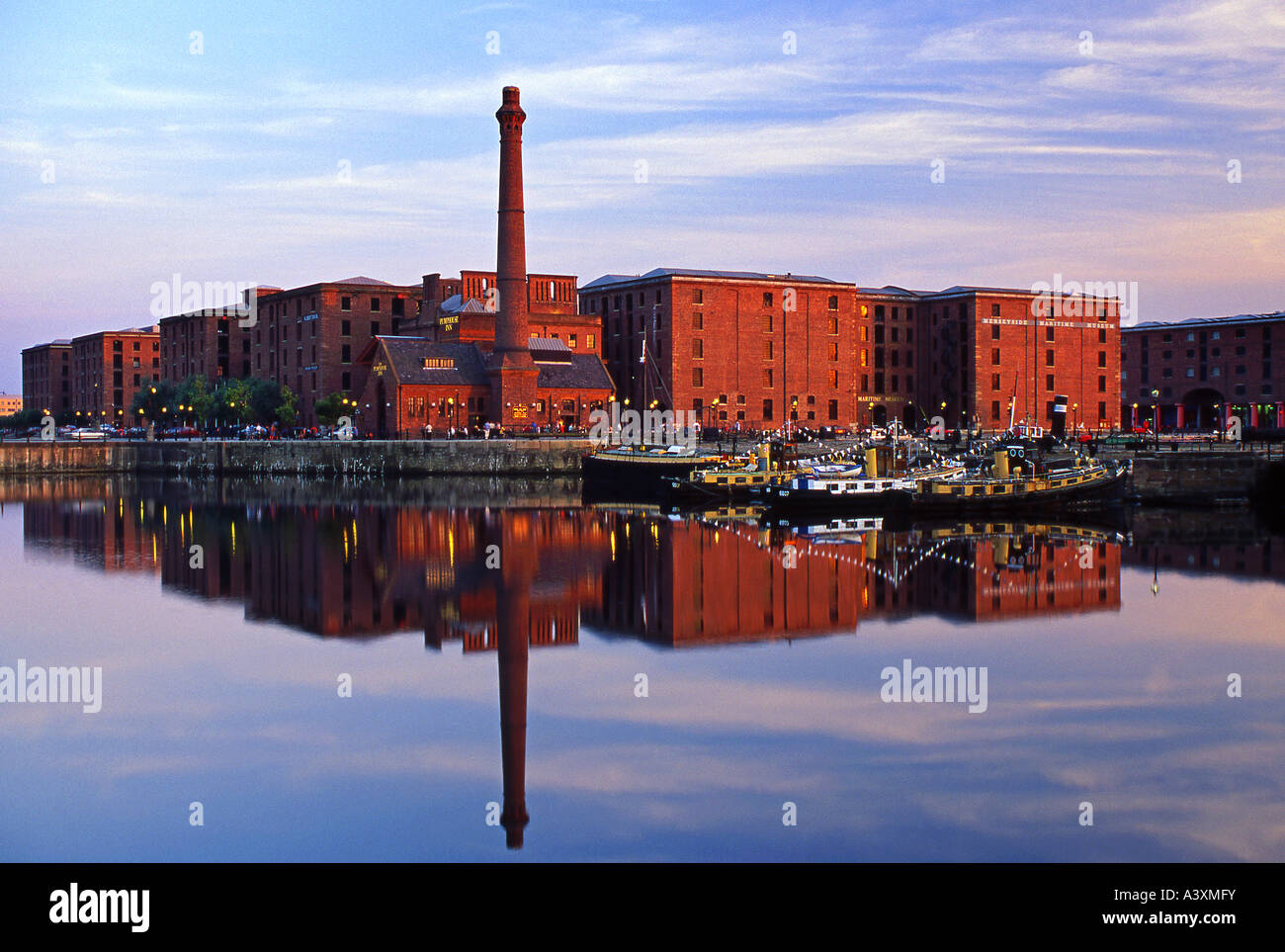 L'Pumphose, Granada TV, Albert Dock bâtiments reflètent dans Canning Dock, Liverpool, Merseyside, England, UK Banque D'Images