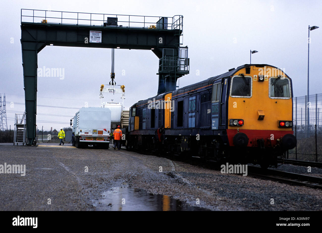 Train nucléaire d'être chargé avec un flacon contenant des barres de combustible d'uranium de Sizewell B Suffolk, UK. Banque D'Images