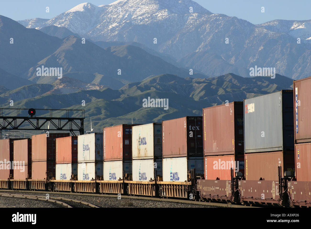 Union Pacific Train de conteneurs gerbés à North Palm Springs Banque D'Images