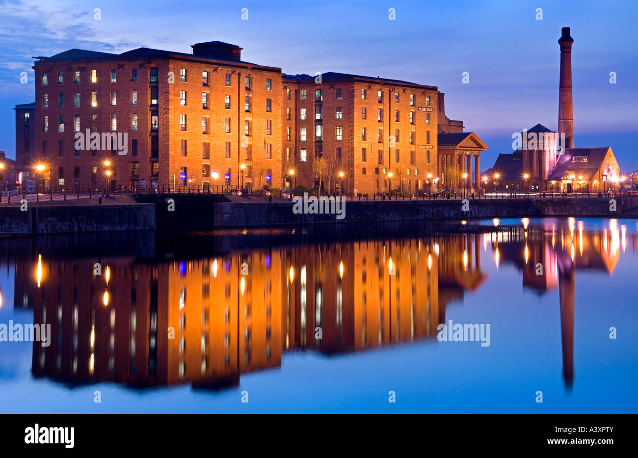 L'Pumphose, Granada TV, Liver Building & Albert Dock bâtiments reflètent dans Salthouse Dock, Liverpool, Merseyside, England, UK Banque D'Images