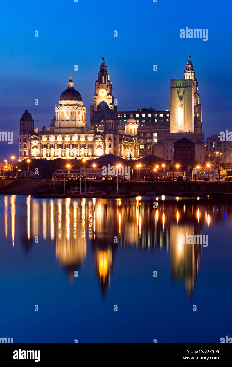 Le Liver Building et Port of Liverpool Building Reflected in Salthouse Dock en nuit, Liverpool, Merseyside, England, UK Banque D'Images