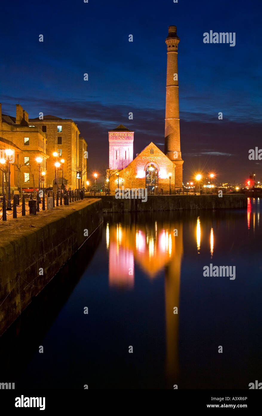 La station de pompage reflète dans Canning Dock, Liverpool, Merseyside, England, UK Banque D'Images
