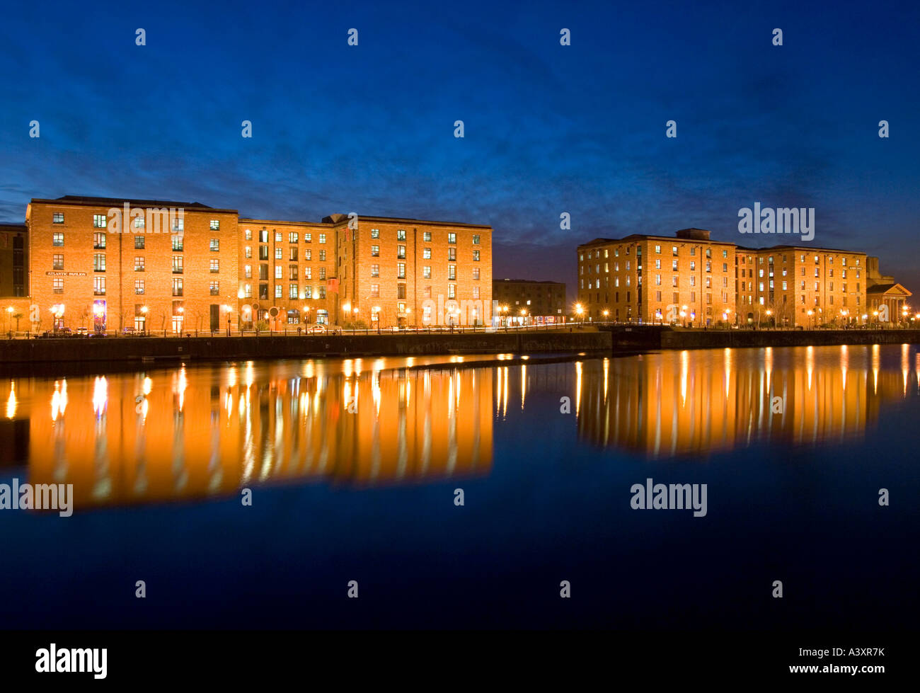 Bâtiments Albert Dock reflète dans Salthouse Dock, Liverpool, Merseyside, England, UK Banque D'Images