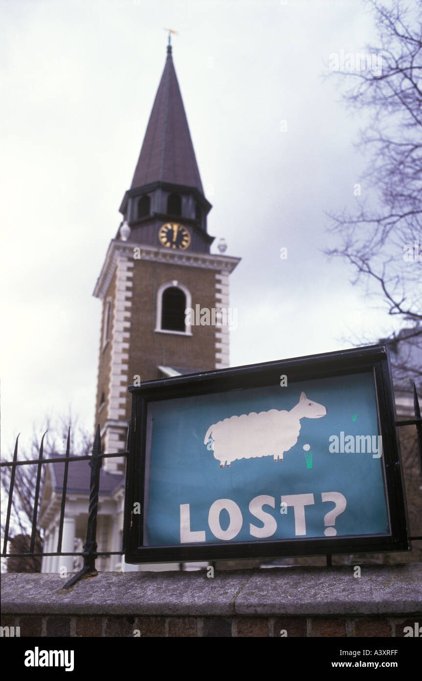 Affiche de l'Église d'Angleterre avec une image d'un Agneau de Dieu et sous Lost London HOMER SYKES Banque D'Images