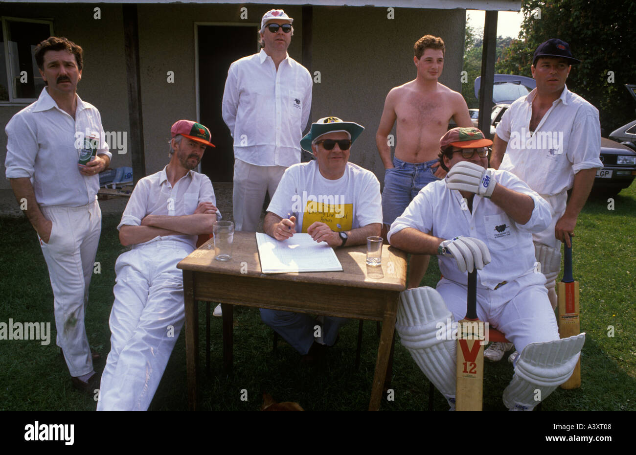 Tim Rice parolier et auteur. (Rangée arrière au centre) Cricket capitaine des Heartaches sa propre équipe Oxfordshire domaine privé. ANNÉES 1990 1990 ROYAUME-UNI HOMER SYKES Banque D'Images