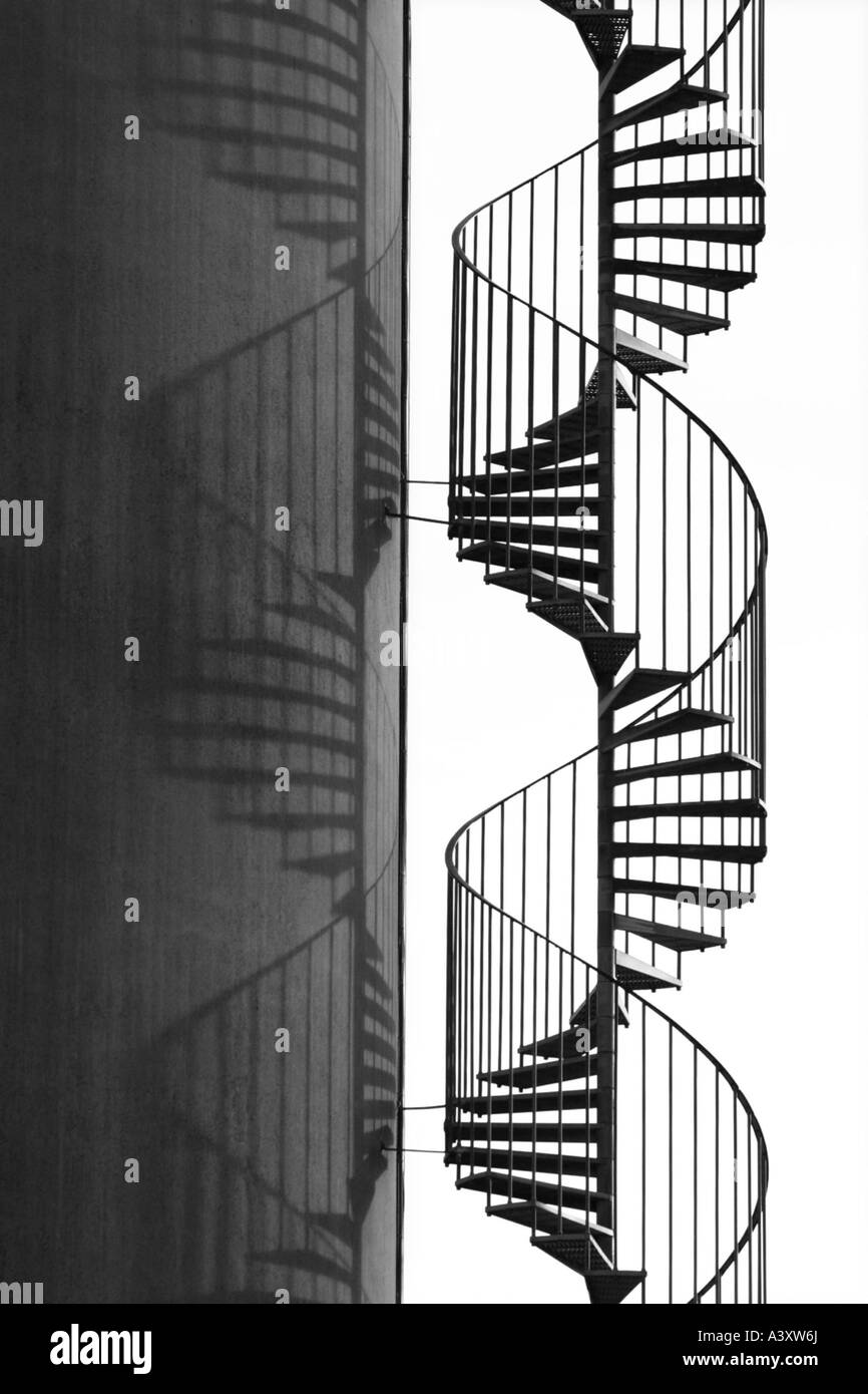 La mise en miroir de l'escalier en spirale sur le mur Banque D'Images