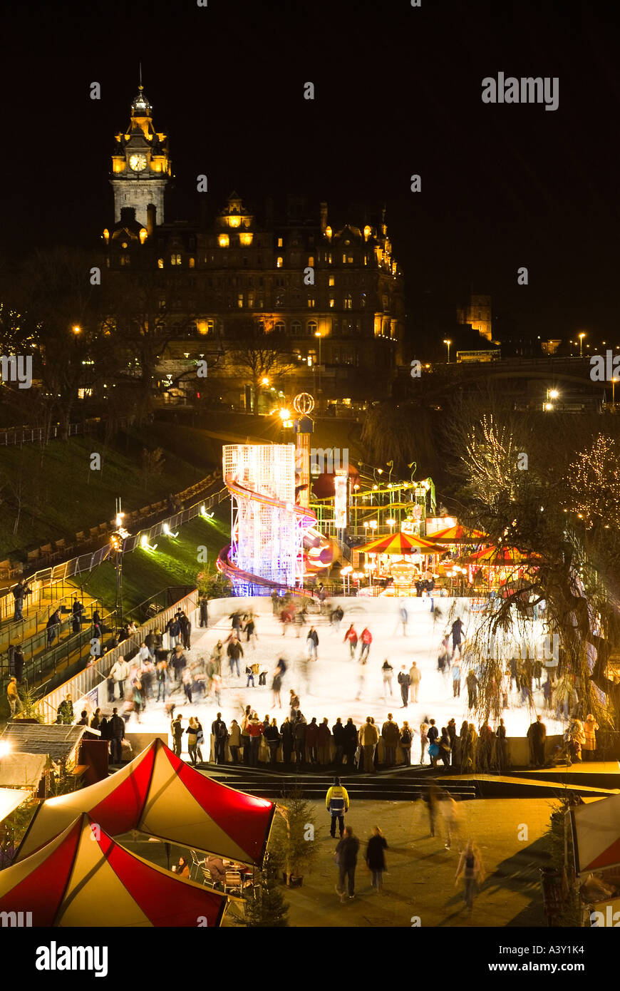 dh Street Christmas PRINCES ST GARDENS EDINBURGH Winter Wonderland patinoire nouvel an à la nuit des gens de patinage en plein air du royaume-uni Noël ecosse Banque D'Images