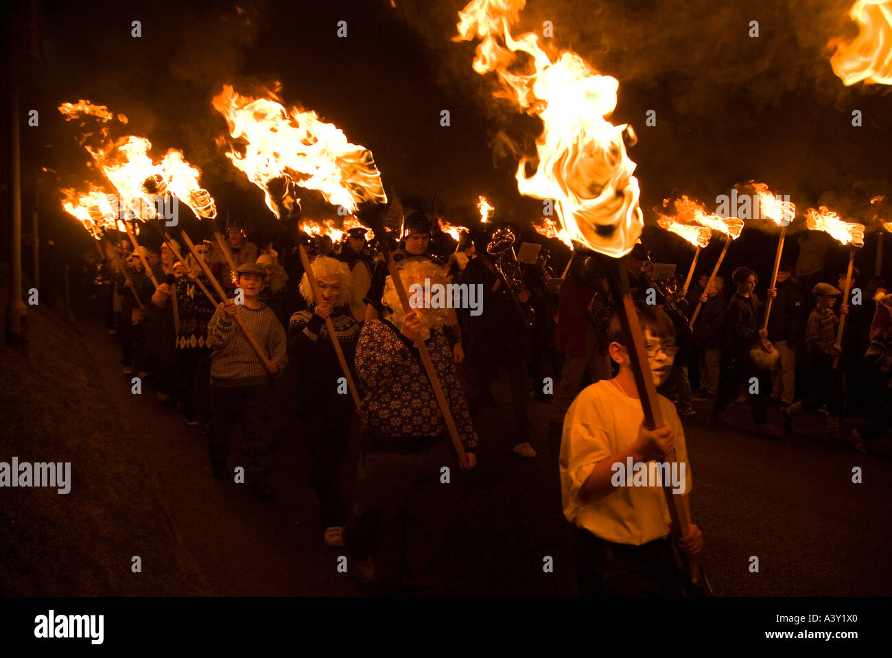 dh Up Helly AA LERWICK SHETLAND parading torches Junior Guizer Feu procession Viking galley brûlante parade des enfants Banque D'Images