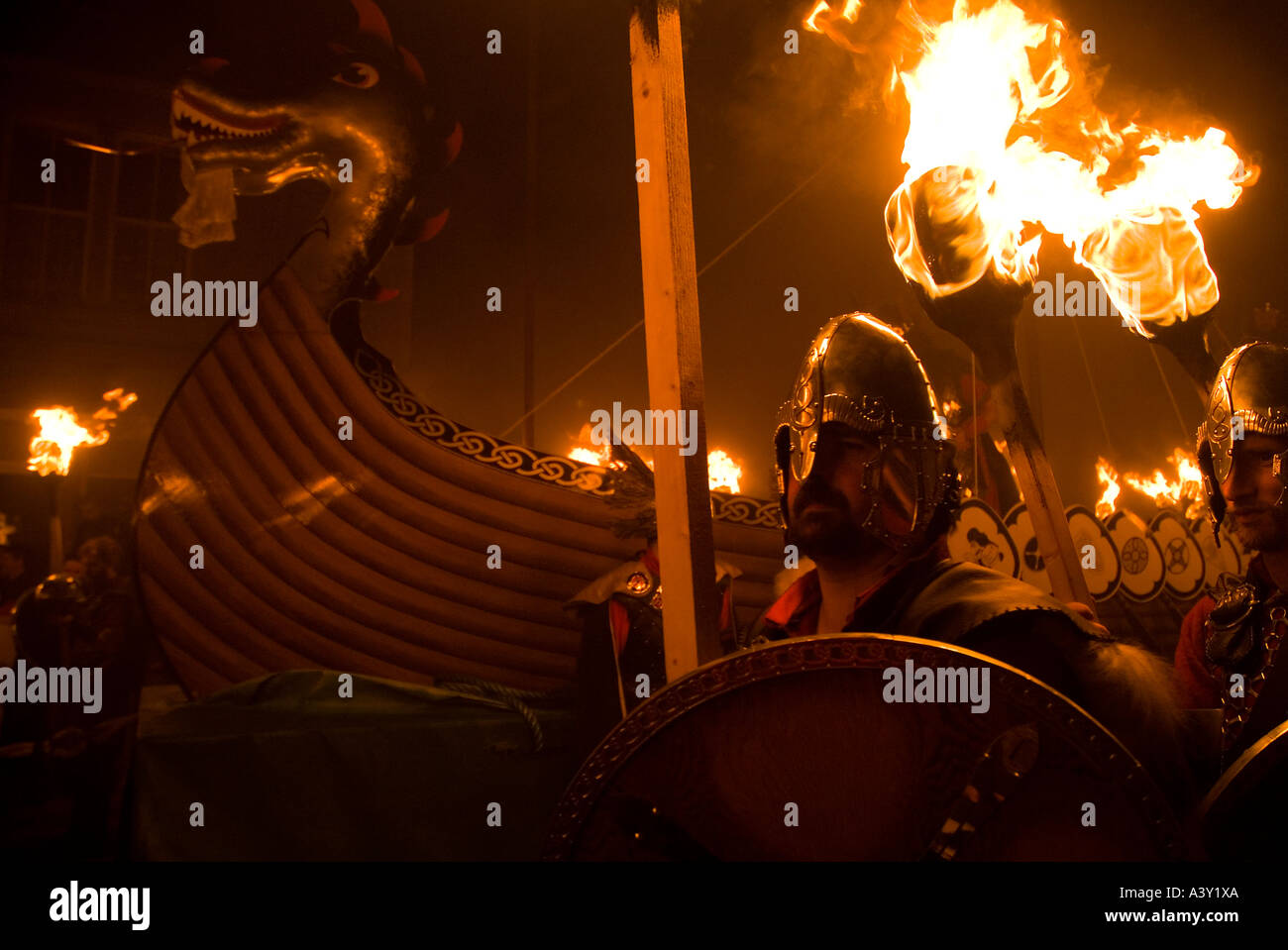 dh Up Helly AA feu procession LERWICK SHETLAND Vikings escortant Cérémonie de parade du festival de galley de long-navire viking Banque D'Images