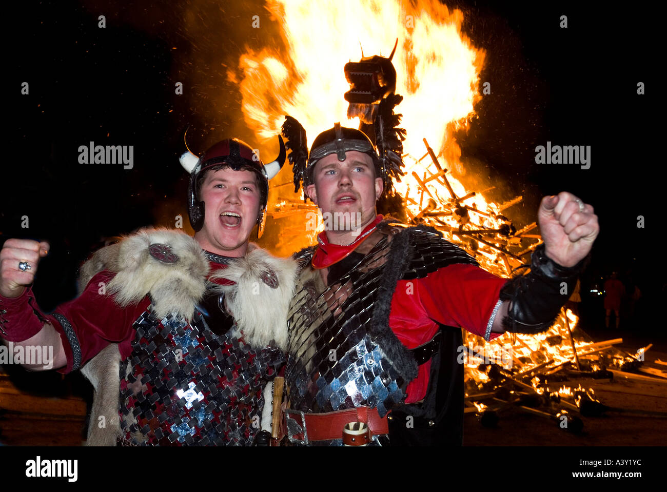 dh Up Helly AA feu procession LERWICK SHETLAND deux Vikings avec la galère de long-navire, les guerriers viking costume festival brûlant Banque D'Images