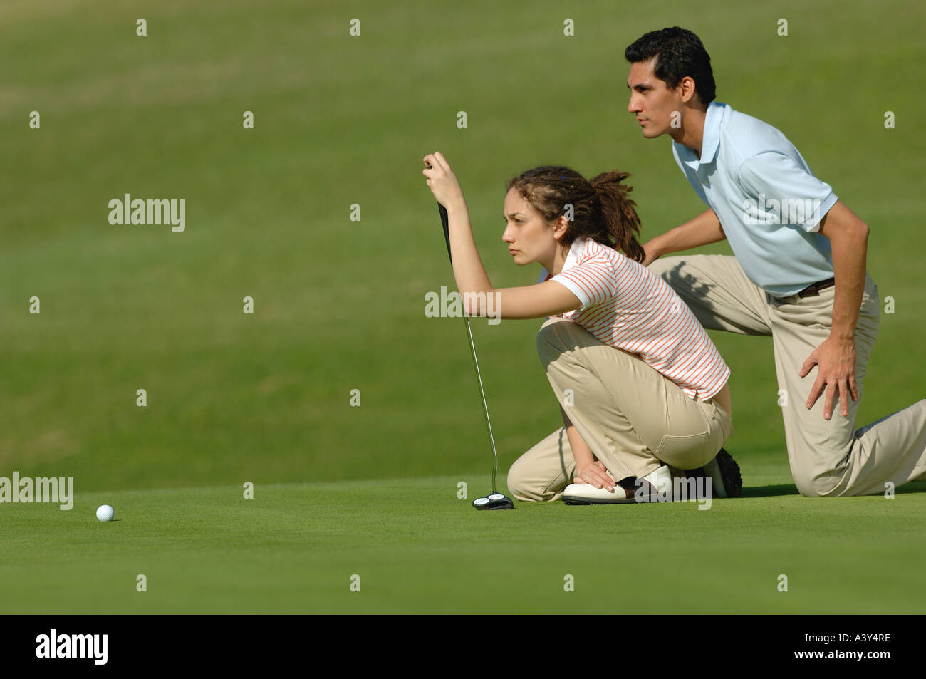 Couple de la planification d'un coup de Golf Banque D'Images