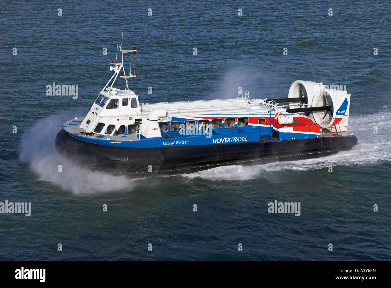 Aéroglisseur de retour de l'île de Wight à Portsmouth, Hampshire, Angleterre Banque D'Images