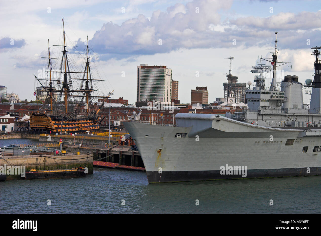 Le chantier naval de Portsmouth montrant HMS Illustrious et Nelson s victoire derrière, Hampshire, Angleterre Banque D'Images