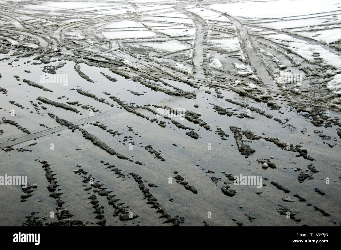 Les passages des roues de chariot élévateur dans la neige Banque D'Images