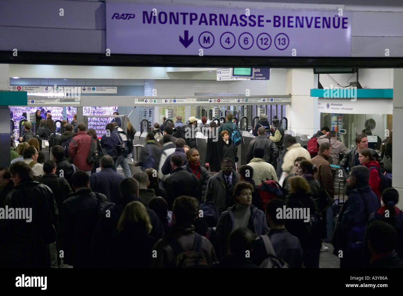Entrée de la gare Montparnasse Métro Paris Décembre 2003 Banque D'Images