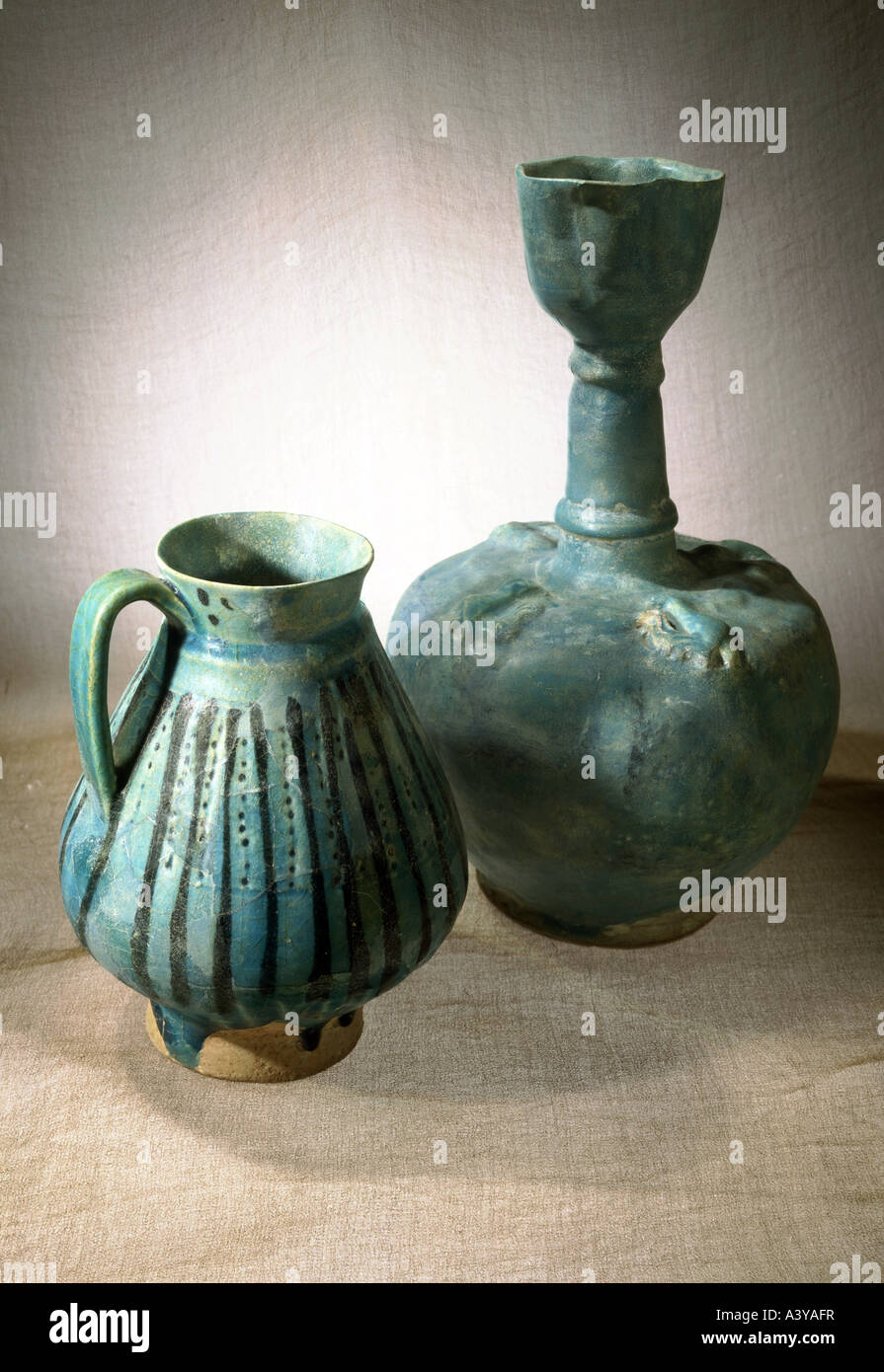 Beaux-arts, l'art islamique, de l'artisanat / artisanat, à gauche : mug, l'Iran, 13e siècle, a droite : bouteille, Nishapur, Iran, début du xiiie siècle, cer Banque D'Images