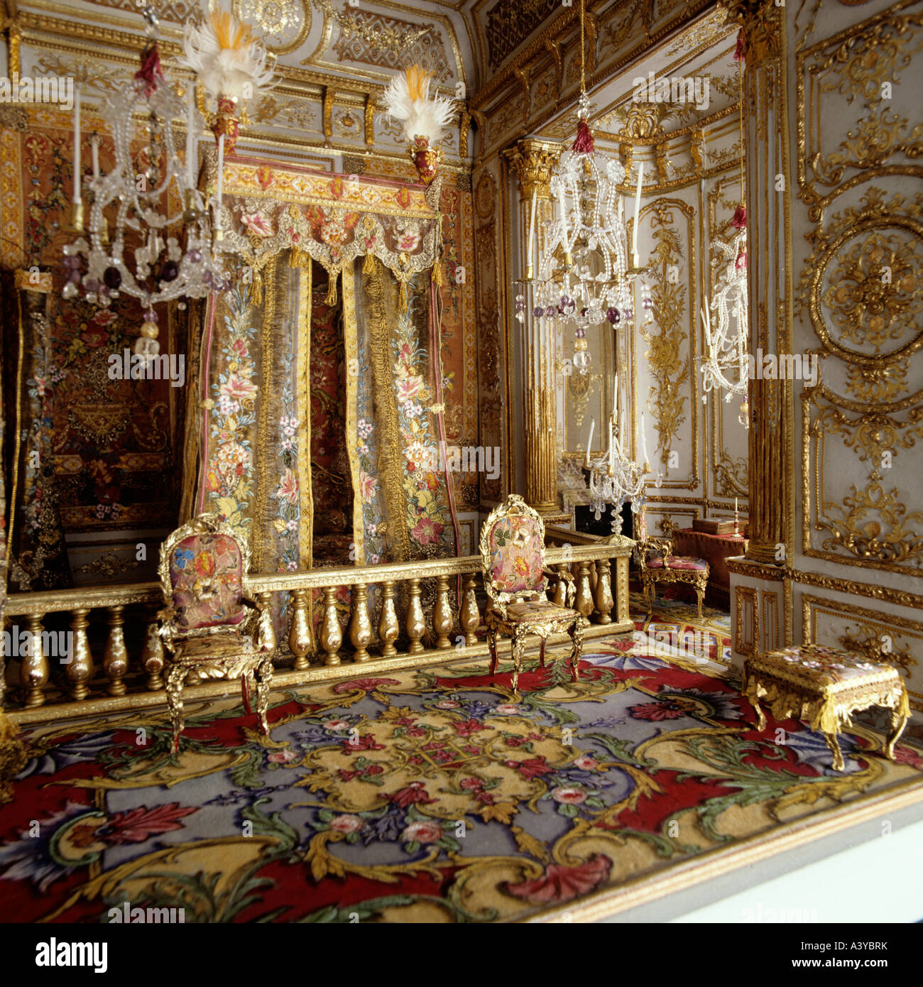 Dans un grand hall Thierry Bosquet dolls house avec des intérieurs inspirés par les chambres de Versailles Banque D'Images