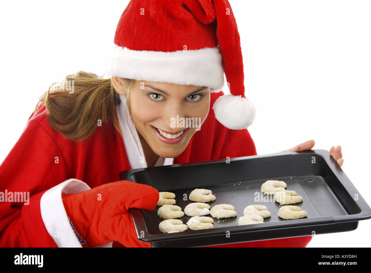 Jeune femme en costume père noël offrant des cookies sur un plateau Banque D'Images