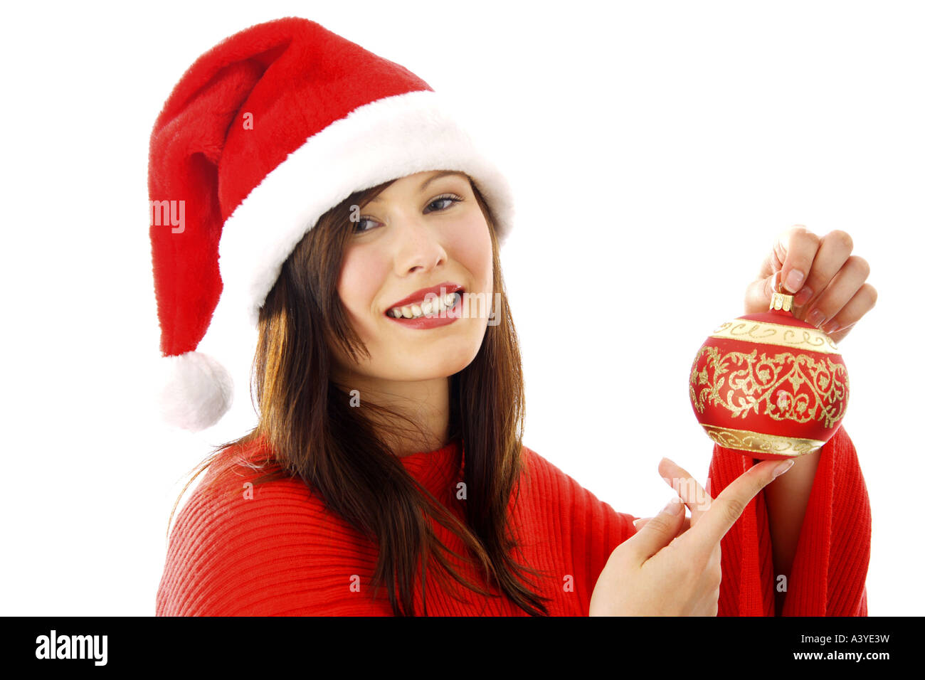 Jeune femme avec chapeau de Père Noël et boule de Noël Banque D'Images