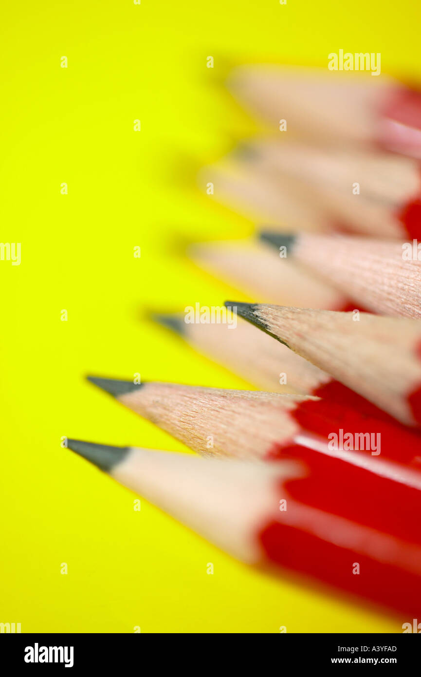 Crayons rouge sur fond jaune Banque D'Images