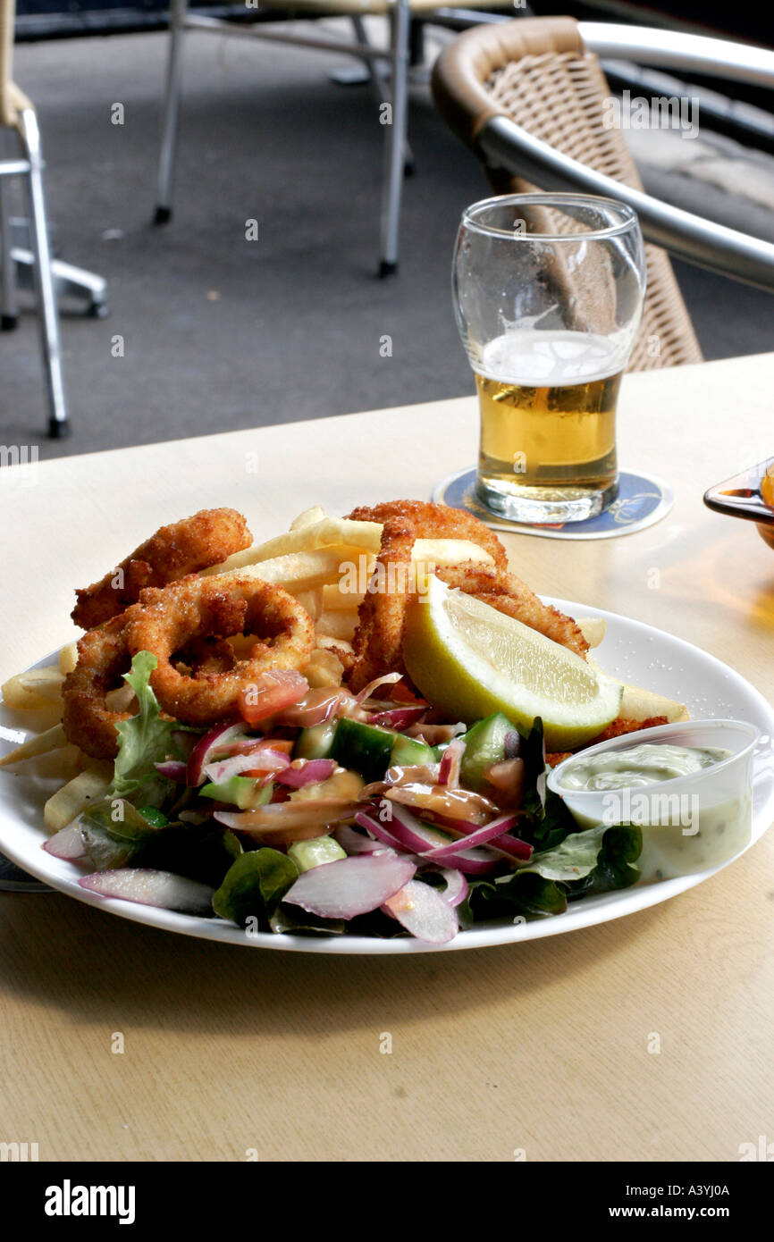 Un repas dans un pub de calamars et croustilles de pommes de terre à l'extérieur d'un Sydney hotel Banque D'Images
