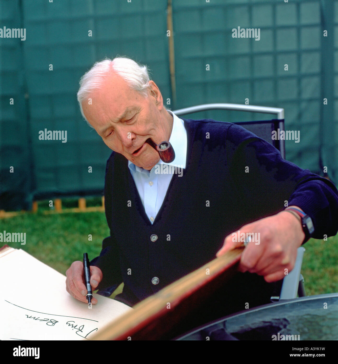 Tony Benn signant son manuscrit dans le livre de Greenpeace au 2005 Guardian Hay Festival, Hay-on-Wye, au Pays de Galles, Royaume-Uni Banque D'Images