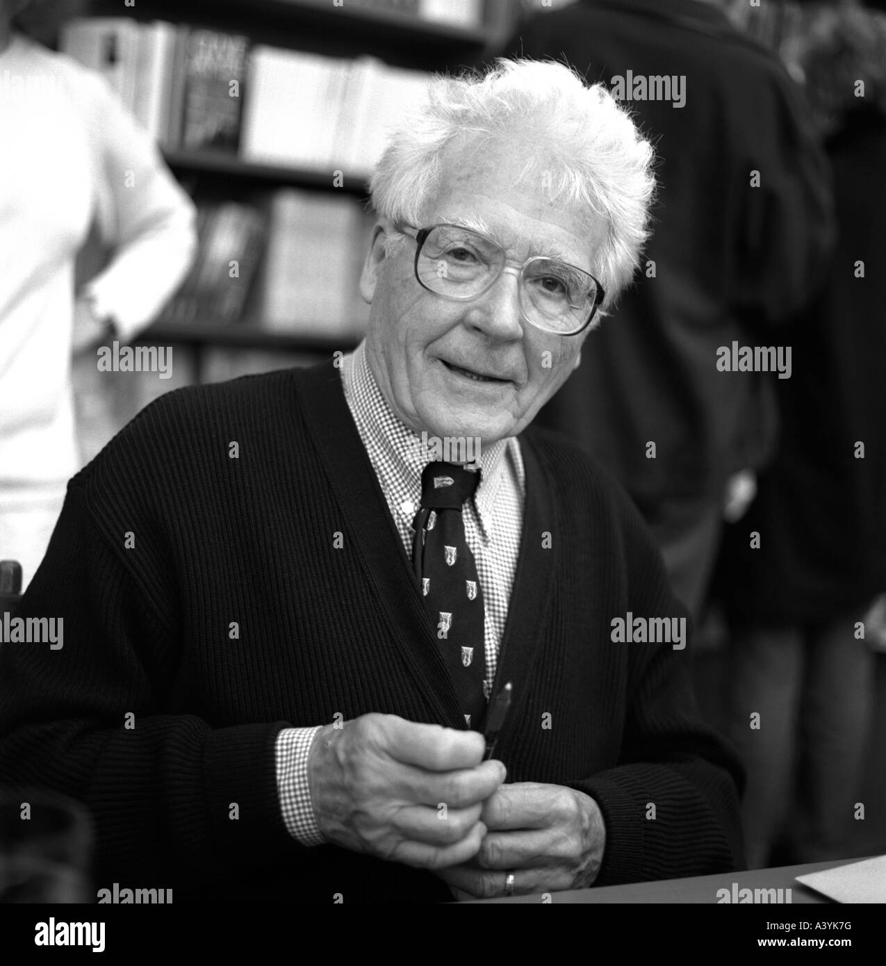 Le professeur James Lovelock signe des livres dans la librairie du Hay Book Festival en 2001, Royaume-Uni KATHY DEWITT Banque D'Images Le professeur James Lovelock signe des livres dans la librairie du Hay Book Festival en 2001, Royaume-Uni KATHY DEWITT Banque D'Images