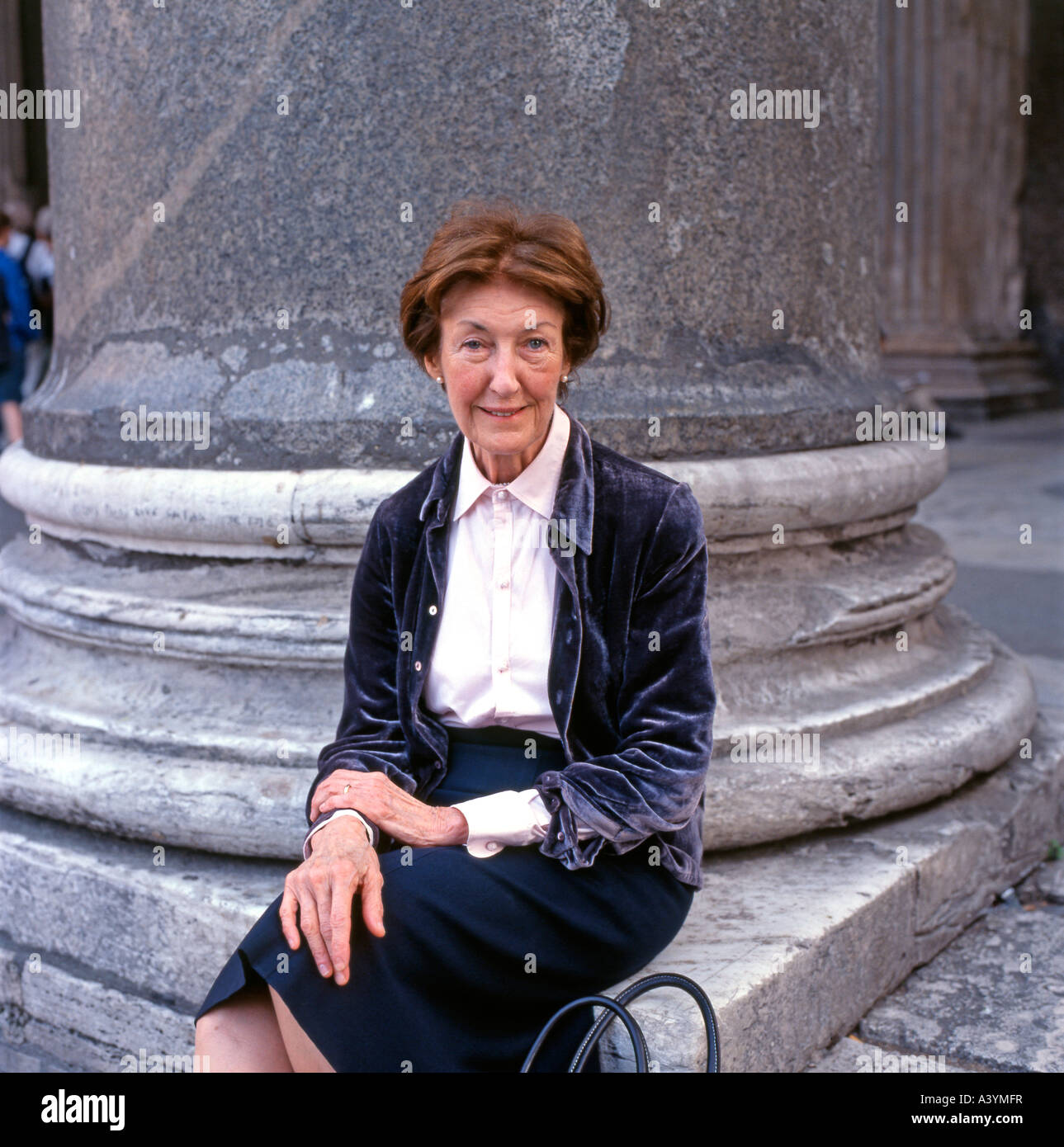 L'auteur née en Australie Shirley Hazzard assis près d'une colonne A l'extérieur du bâtiment du Panthéon à Rome Italie Europe 2005 KATHY DEWITT Banque D'Images