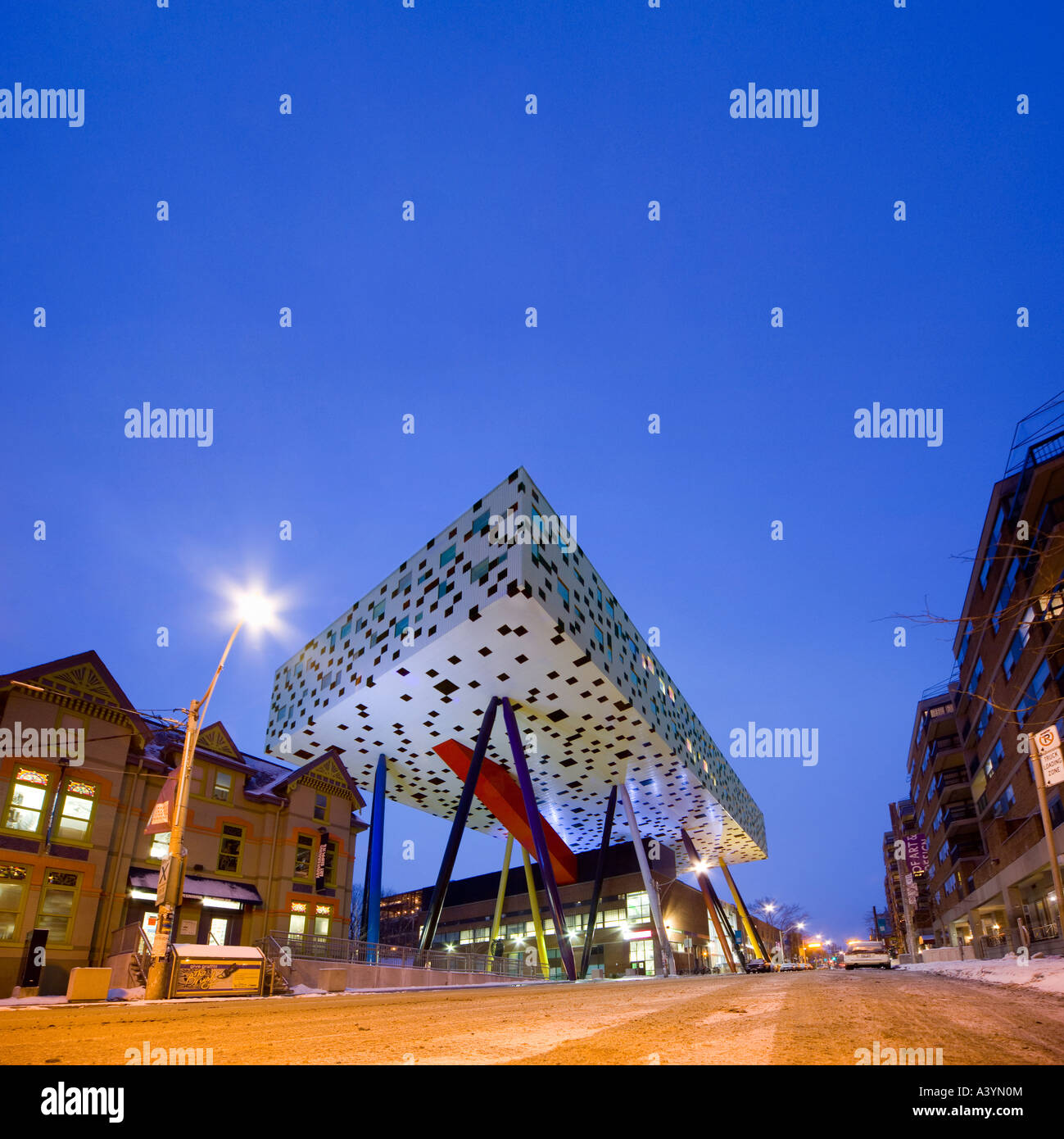 Toronto, Ontario - Will Alsop's Sharp Centre for Design building, College of Art and Design, au crépuscule en hiver. L'ÉADO Banque D'Images