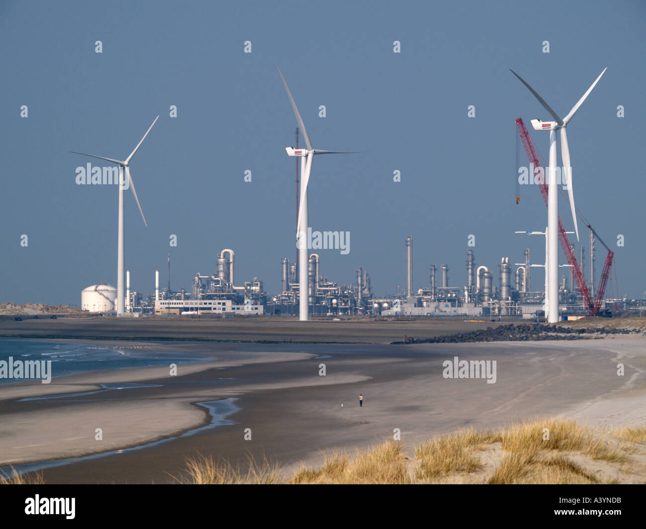 Éoliennes en construction construit sur la plage près de Maasvlakte, le port de Rotterdam aux Pays-Bas Banque D'Images