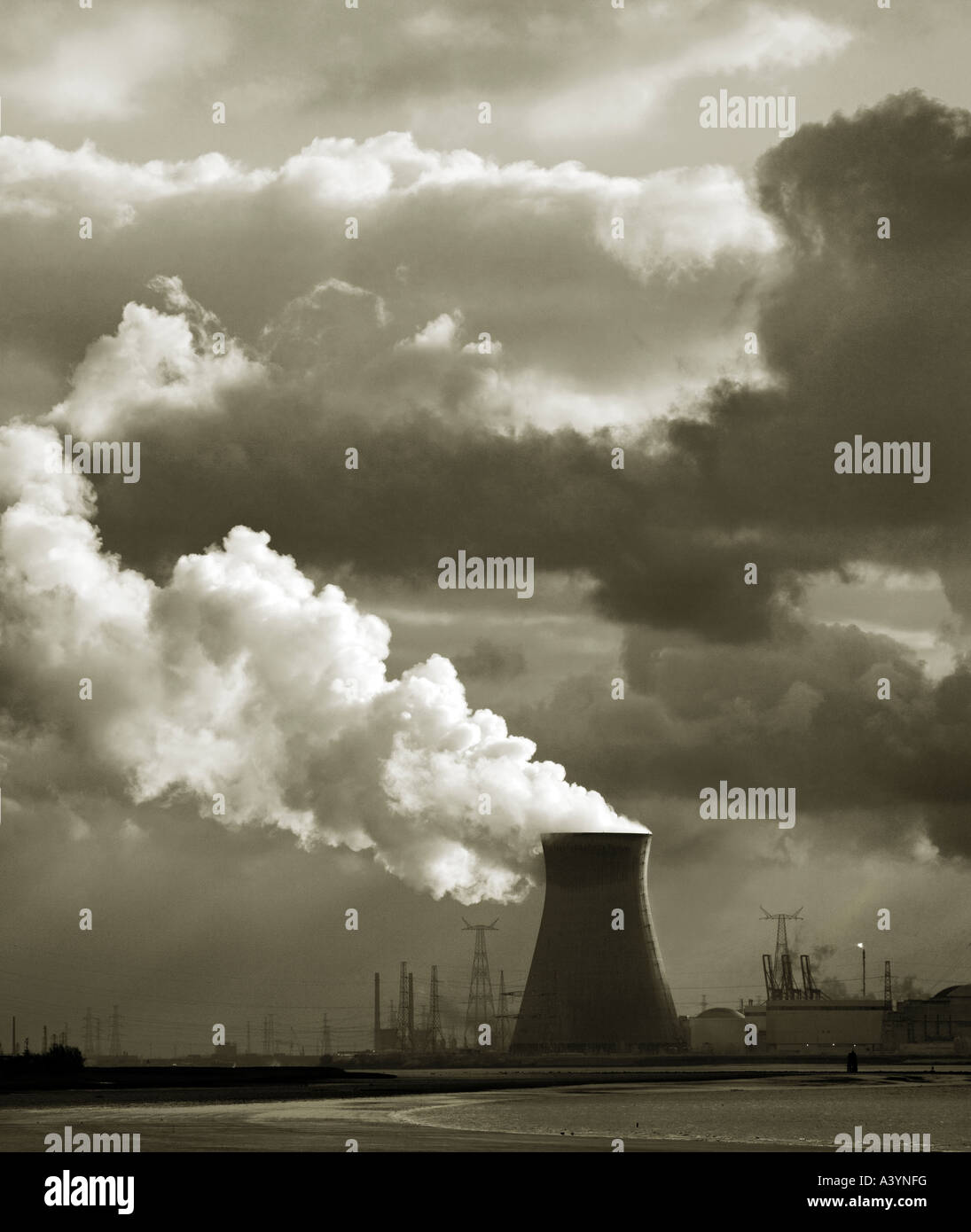 Centrale nucléaire de Doel en Belgique. L'ensemble de l'estuaire de l'Escaut Rivière. Anvers au loin. Ciel dramatique avec la vapeur. Banque D'Images