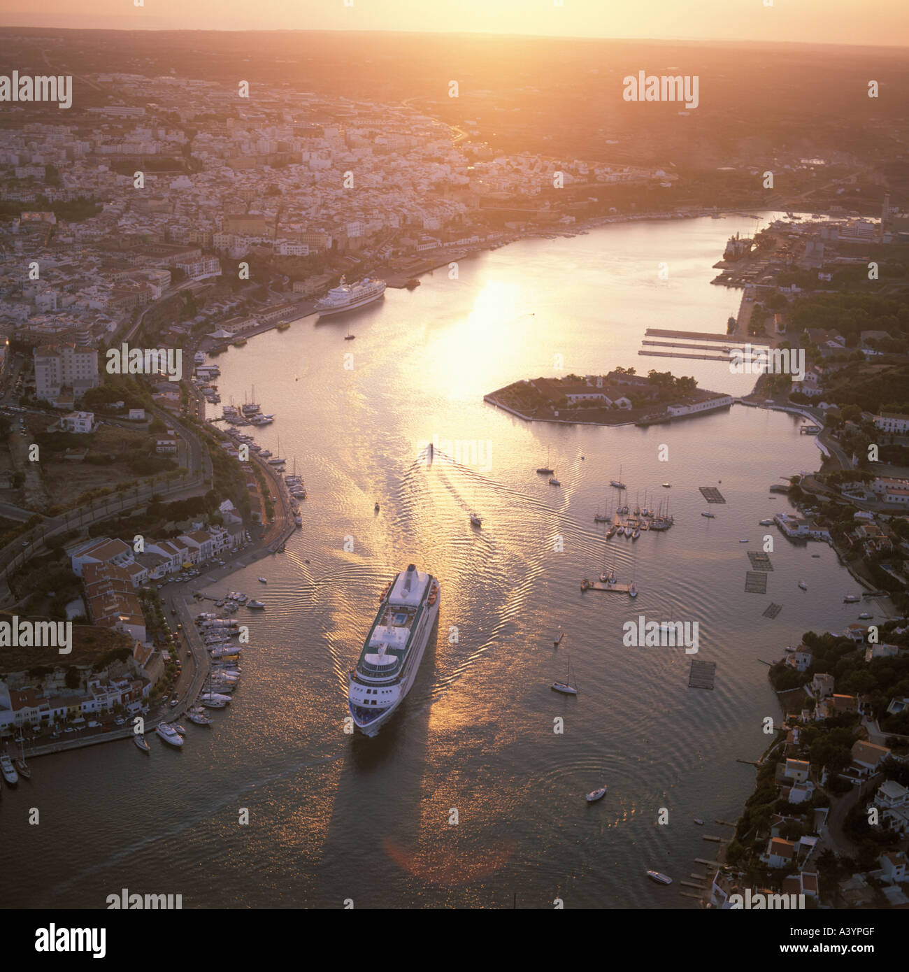 Vue aérienne d'un paquebot de croisière Wind Spirit au départ de Mahon Menorca Mao anciennement Baleares Espagne Banque D'Images
