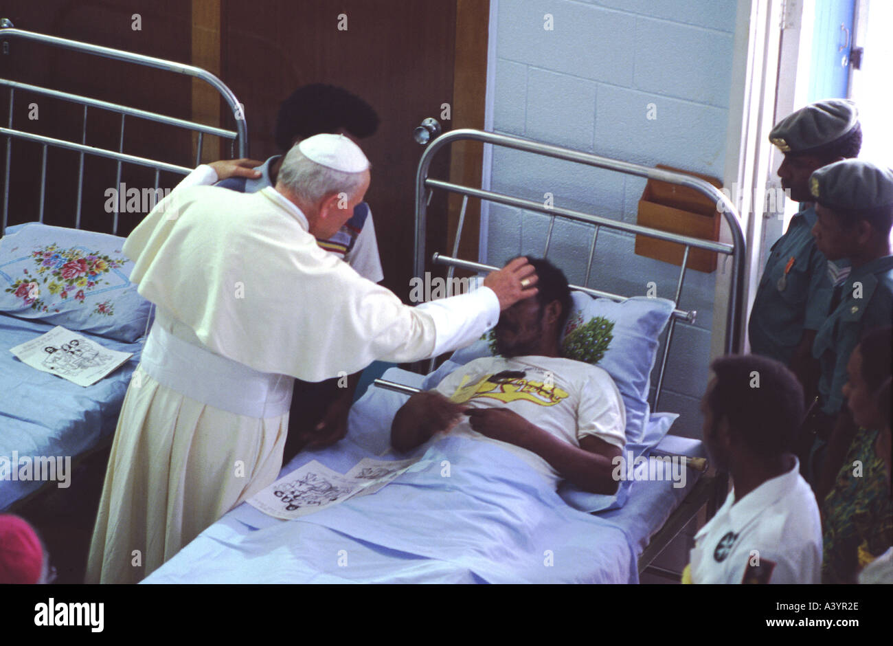 Le Pape Jean Paul II bénit les mourants à St Joseph s'Hospice Port Moresby en Papouasie-Nouvelle-Guinée Banque D'Images