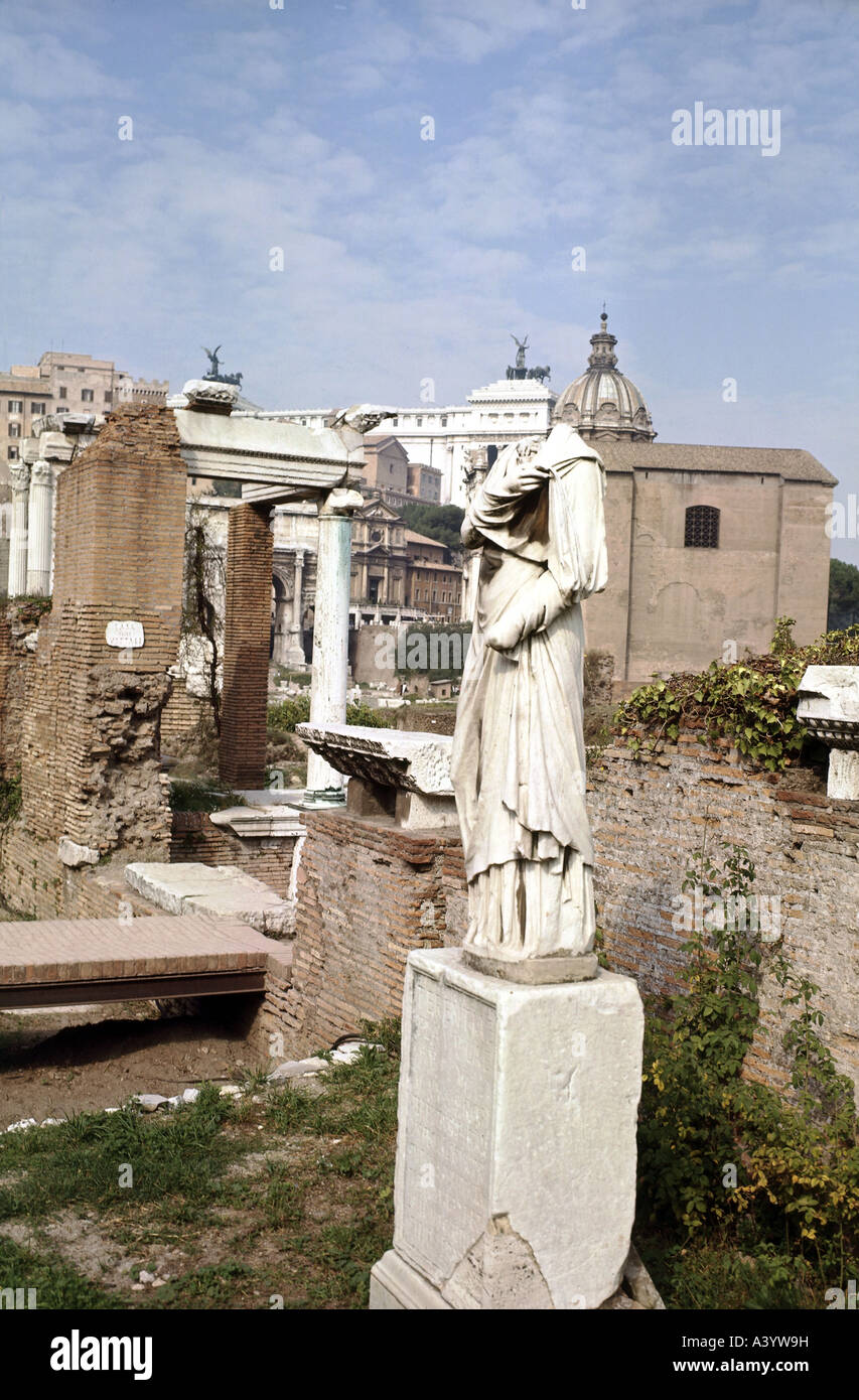 Voyage/géographie, Italie, Rome, monuments, statue de la vierge vestal au Forum Romanum, vers le 1° siècle - 4ème siècle A.D., historique, historique, Europe, monde ancien, beaux-arts, statues, sculptures, marbre, Empire romain, monument, religion, prêtresse, prêtesses, Vesta, vierges, monde ancien, Banque D'Images