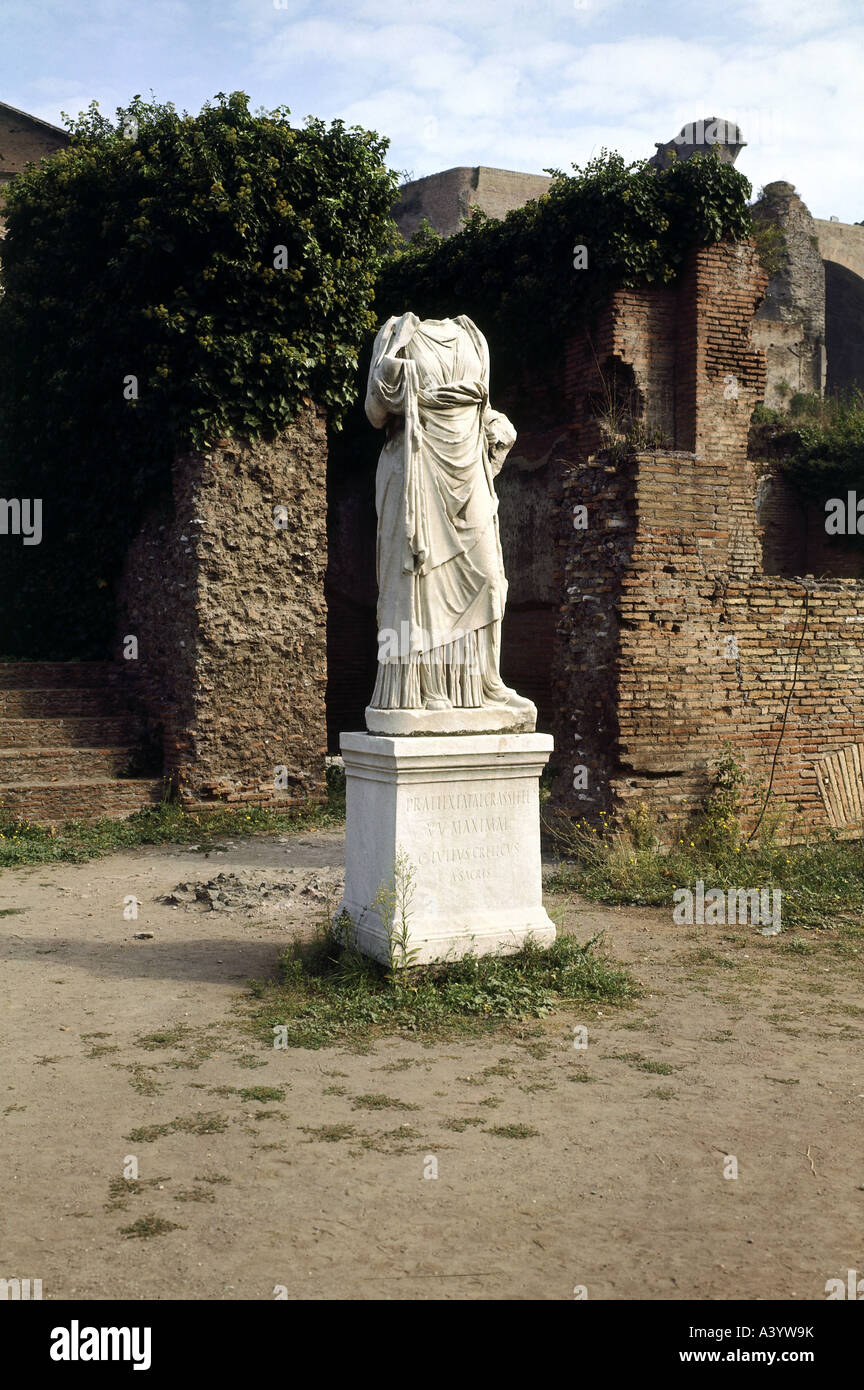 Voyage/géographie, Italie, Rome, monuments, statue de la vierge vestal au Forum Romanum, vers le 1° siècle - 4ème siècle A.D., historique, historique, Europe, monde ancien, beaux-arts, statues, sculptures, marbre, Empire romain, monument, religion, prêtresse, prêtesses, Vesta, vierges, monde ancien, Banque D'Images