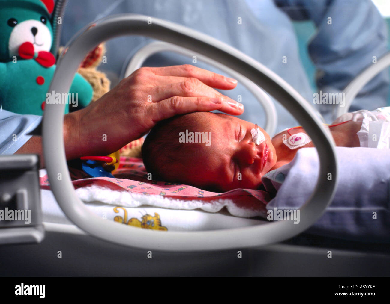 Bebe En Couveuse De La Prematurite Photo Stock Alamy Bebe En Couveuse De La Prematurite Photo Stock Alamy